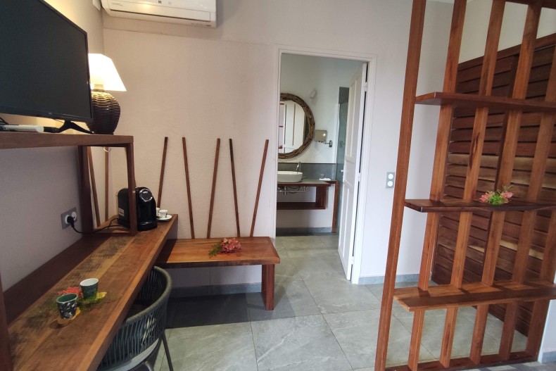 Le couloir entre la chambre à coucher et la salle de bain